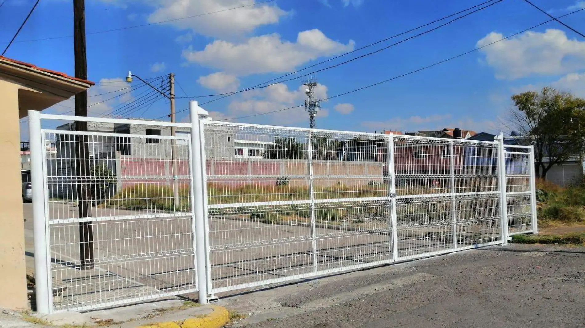 SIN PERMISO DE REJAS EN COLONIA LAS GRANJAS Y VILLAS DEL VALLE 3